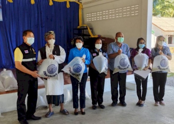 ตรัง-มอบพันธุ์สัตว์น้ำให้แก่เกษตรกรผู้ที่ได้รับความเสียหายจากอุทกภัย-–-สยามรัฐ